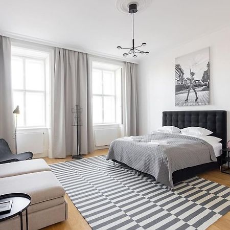 Franz 24 - Typical Viennese Apartment In The Heart Of Wenen Buitenkant foto