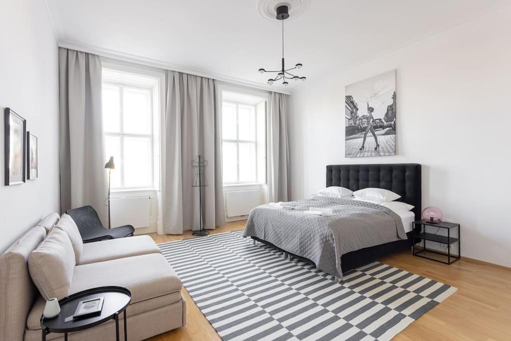 Franz 24 - Typical Viennese Apartment In The Heart Of Wenen Buitenkant foto