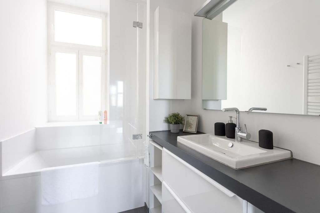 Franz 24 - Typical Viennese Apartment In The Heart Of Wenen Buitenkant foto