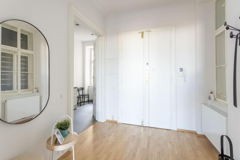 Franz 24 - Typical Viennese Apartment In The Heart Of Wenen Buitenkant foto